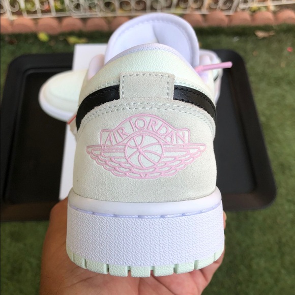 Air Jordan 1 Low “Barely Green” Size 10.5 Women’s - Picture 7 of 7